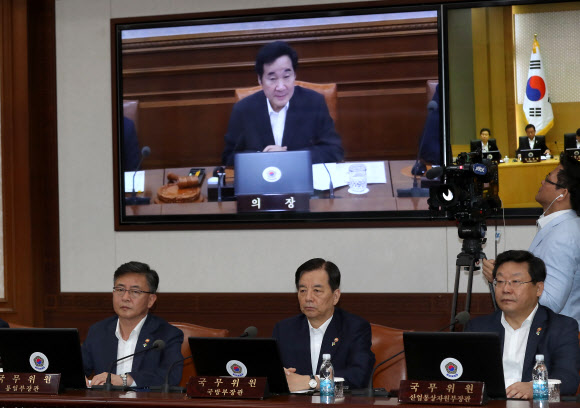 한민구 국방부 장관(가운데)이 5일 오전 세종로 정부서울청사에서 열린 서울-세종 청사간 영상 국무회의에서 이낙연 총리의 발언을 듣고 있다.  연합뉴스