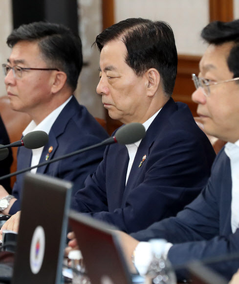 한민구 국방부 장관(가운데)이 5일 오전 세종로 정부서울청사에서 열린 서울-세종 청사간 영상 국무회의에서 이낙연 총리의 발언을 듣고 있다.  연합뉴스