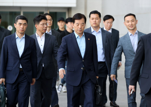 한민구 국방부 장관(가운데)이 5일 오전 싱가포르에서 열린 제16차 아시아안보회의 일정을 마치고 인천공항을 통해 귀국하고 있다.  연합뉴스