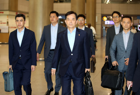 한민구 국방부 장관이 5일 오전 싱가포르에서 열린 제16차 아시아안보회의 일정을 마치고 인천공항을 통해 귀국하고 있다. 연합뉴스