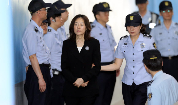 이른바 ’블랙리스트’ 작성·관리를 지시한 혐의로 기소된 조윤선 전 문화체육관광부 장관이 5일 재판에 참석하기 위해 서울 서초구 중앙지법으로 들어서고 있다.  연합뉴스