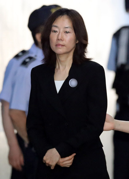 이른바 ’블랙리스트’ 작성·관리를 지시한 혐의로 기소된 조윤선 전 문화체육관광부 장관이 5일 재판에 참석하기 위해 서울 서초구 중앙지법으로 들어서고 있다.  연합뉴스