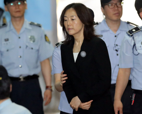 이른바 ’블랙리스트’ 작성·관리를 지시한 혐의로 기소된 조윤선 전 문화체육관광부 장관이 5일 재판에 참석하기 위해 서울 서초구 중앙지법으로 들어서고 있다.  연합뉴스