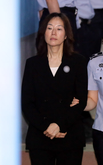 이른바 ’블랙리스트’ 작성·관리를 지시한 혐의로 기소된 조윤선 전 문화체육관광부 장관이 5일 재판에 참석하기 위해 서울 서초구 중앙지법으로 들어서고 있다.  연합뉴스