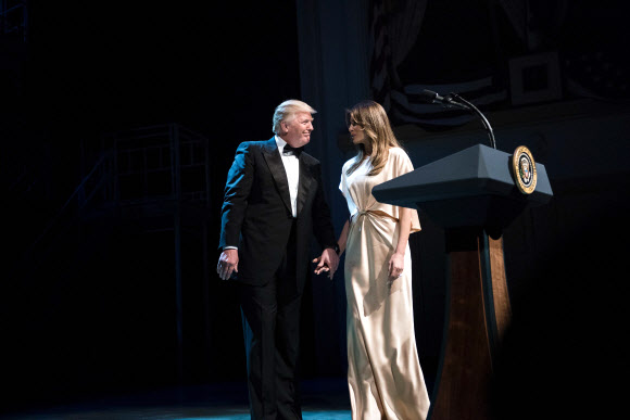 도널드 트럼프 미국 대통령과 영부인 멜라니아가 4일(현지시간) 워싱턴의 포드 극장에서 열린 연례 자선행사에 참석하고 있다. AFP 연합뉴스