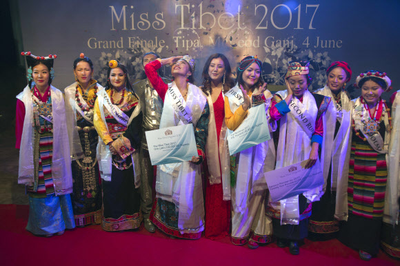 4일(현지시간) 인도 다람살라에서 열린 ‘2017 미스 티벳 미인 선발대회’에서 우승을 차지한 Tenzin Paldon(가운데)이 왕관을 쓰고 기뻐하고 있다. AP 연합뉴스