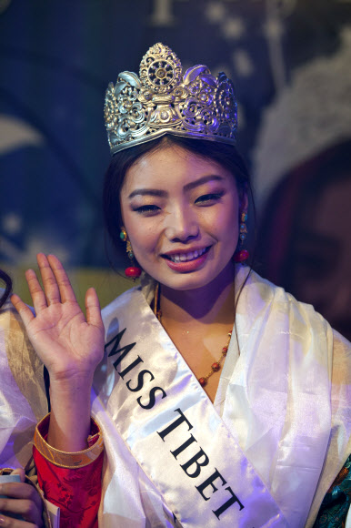 4일(현지시간) 인도 다람살라에서 열린 ‘2017 미스 티벳 미인 선발대회’에서 우승을 차지한 Tenzin Paldon이 왕관을 쓰고 기뻐하고 있다. AP 연합뉴스