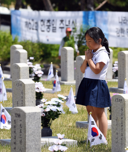 현충일을 하루 앞둔 5일 서울 동작구 국립서울현충원에서 어린이들이 참배하고 있다.  박윤슬 기자 seul@seoul.co.kr