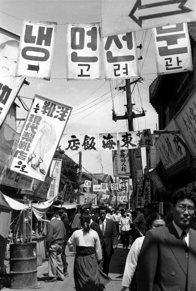 1952~1954년 번화한 부산 남포동 거리. 하버드대 피보디박물관 제공
