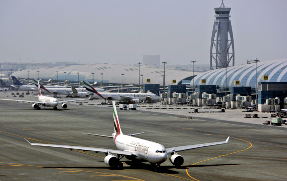두바이 국제공항에 발묶인 카타르항공
