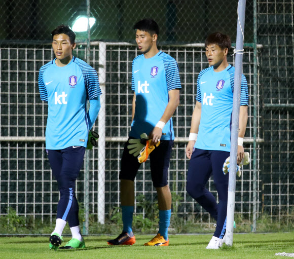 2018 러시아월드컵 최종예선 카타르 전을 위해 소집된 축구국가대표팀 골키퍼들. (왼쪽부터) 김승규, 김진현, 권순태가 5일(현지시간) 오후 에미리트 클럽 훈련장에서 열린 팀 훈련에서 가볍게 운동장을 돌고 있다.   연합뉴스