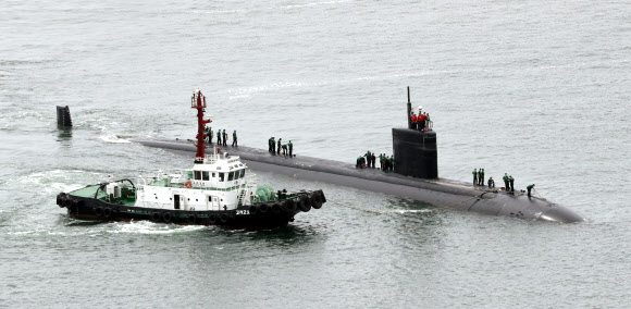 미국 로스앤젤레스급 핵추진 잠수함인 샤이엔(Cheyenne?SSN 773)이 6일 오전 해군작전사령부 부산기지에 입항하고 있다. 6천900t의 대형 핵추진 잠수함으로 길이는 110.3?에 최대 잠수 깊이는 450?다. 탑승 인원은 130여명이다. 대잠수함전, 대수상함전, 대지타격이 가능한 무기를 탑재하며 특수전 병력의 침투 임무와 비정규전 임무, 기뢰부설도 수행할 수 있다. 사거리가 3천100km인 토마호크 순항미사일과 사거리 130km의 하푼 대함미사일 등을 탑재한다.  연합뉴스