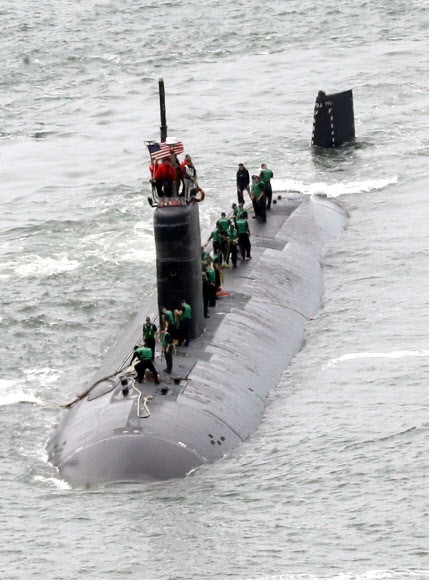 미국 로스앤젤레스급 핵추진 잠수함인 샤이엔(Cheyenne?SSN 773)이 6일 오전 해군작전사령부 부산기지에 입항하고 있다. 6천900t의 대형 핵추진 잠수함으로 길이는 110.3?에 최대 잠수 깊이는 450?다. 탑승 인원은 130여명이다. 대잠수함전, 대수상함전, 대지타격이 가능한 무기를 탑재하며 특수전 병력의 침투 임무와 비정규전 임무, 기뢰부설도 수행할 수 있다. 사거리가 3천100km인 토마호크 순항미사일과 사거리 130km의 하푼 대함미사일 등을 탑재한다.  연합뉴스