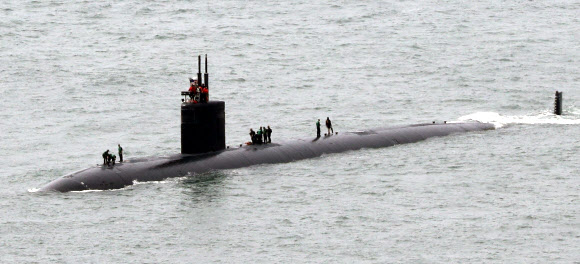 미국 로스앤젤레스급 핵추진 잠수함인 샤이엔(Cheyenne?SSN 773)이 6일 오전 해군작전사령부 부산기지에 입항하고 있다. 6천900t의 대형 핵추진 잠수함으로 길이는 110.3?에 최대 잠수 깊이는 450?다. 탑승 인원은 130여명이다. 대잠수함전, 대수상함전, 대지타격이 가능한 무기를 탑재하며 특수전 병력의 침투 임무와 비정규전 임무, 기뢰부설도 수행할 수 있다. 사거리가 3천100km인 토마호크 순항미사일과 사거리 130km의 하푼 대함미사일 등을 탑재한다.  연합뉴스