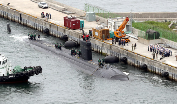 미국 로스앤젤레스급 핵추진 잠수함인 샤이엔(Cheyenne?SSN 773)이 6일 오전 해군작전사령부 부산기지에 입항하고 있다. 6천900t의 대형 핵추진 잠수함으로 길이는 110.3?에 최대 잠수 깊이는 450?다. 탑승 인원은 130여명이다. 대잠수함전, 대수상함전, 대지타격이 가능한 무기를 탑재하며 특수전 병력의 침투 임무와 비정규전 임무, 기뢰부설도 수행할 수 있다. 사거리가 3천100km인 토마호크 순항미사일과 사거리 130km의 하푼 대함미사일 등을 탑재한다.  연합뉴스