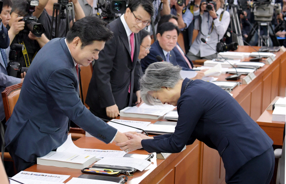 강경화 외교부 장관 후보자가 7일 국회에서 열린 인사청문회에서 의원들에게 인사를 하고 있다. 이종원 선임기자 jongwon@seoul.co.kr