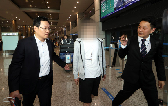 공항 빠져나가는 정유라 마필관리사