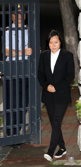 최순실씨와 공모해 삼성그룹 등에서 후원금 명목으로 18억여원을 받아낸 혐의로 수감 중이던 장시호씨가 8일 새벽 구속기간 만료로 석방돼 경기 의왕시 서울구치소를 나서고 있다.  연합뉴스