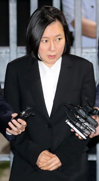 최순실씨와 공모해 삼성그룹 등에서 후원금 명목으로 18억여원을 받아낸 혐의로 수감 중이던 장시호씨가 8일 새벽 구속기간 만료로 석방돼 경기 의왕시 서울구치소를 나서고 있다.  연합뉴스