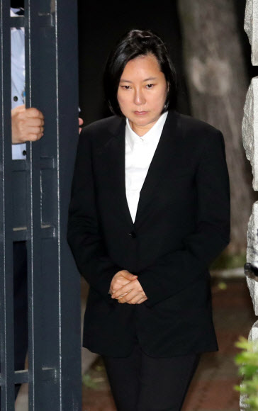 최순실씨와 공모해 삼성그룹 등에서 후원금 명목으로 18억여원을 받아낸 혐의로 수감 중이던 장시호씨가 8일 새벽 구속기간 만료로 석방돼 경기 의왕시 서울구치소를 나서고 있다.  연합뉴스