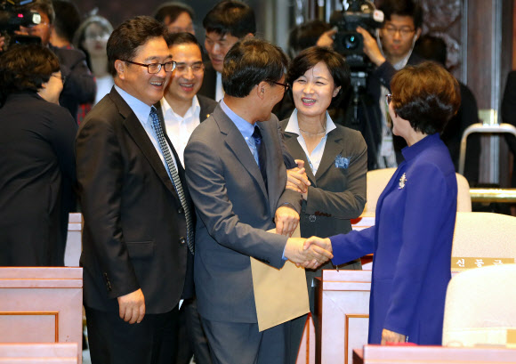 장하성 정책실장 팔짱 끼는 추미애 대표