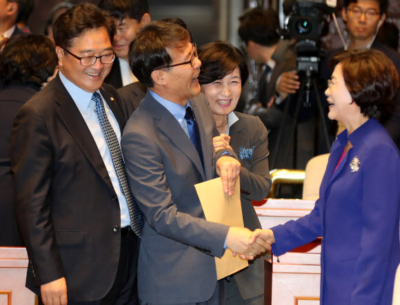 추미애 대표의 팔짱에 웃음 짓는 장하성