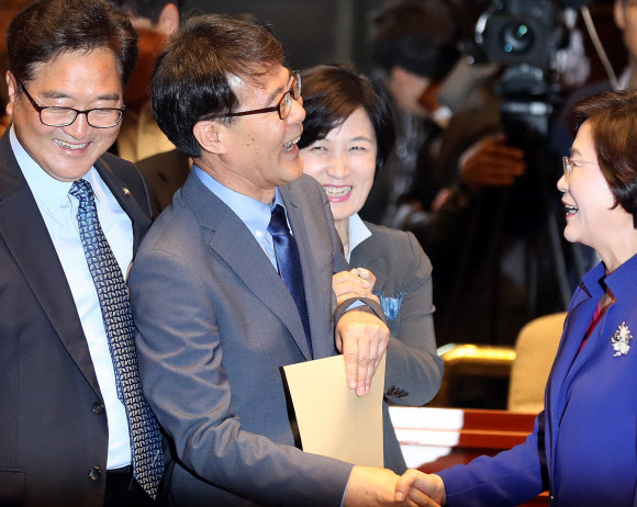 추미애 대표의 팔짱에 웃음 짓는 장하성