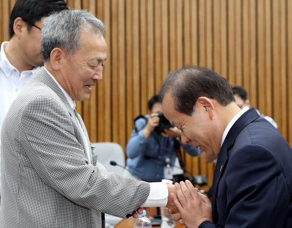 사형판결 내린 버스기사에 고개숙인 김이수