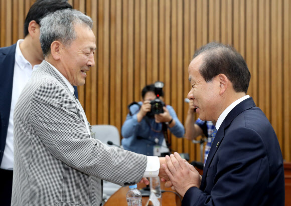 사형판결 내린 버스기사에 사죄하는 김이수