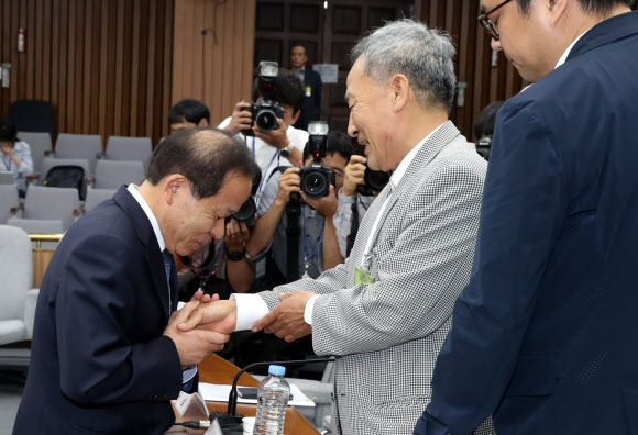 사형판결 내린 버스기사에 고개숙인 김이수