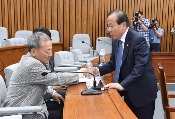 김이수 헌법재판소장 후보자가 8일 오후 서울 여의도 국회에서 오후 인사청문회 속개 전 증인으로 출석한 배용주씨에게 사과의 말을 전하고 있다. 김이수 후보자는 광주항쟁 당시 시민군이 탄 버스를 몰고 경찰관 4명을 숨지게 한 운전기사 배용주씨의 군사재판에 참여해 사형을 선고한 바 있다. 2017.6.8 도준석 기자 pado@seoul.co.kr