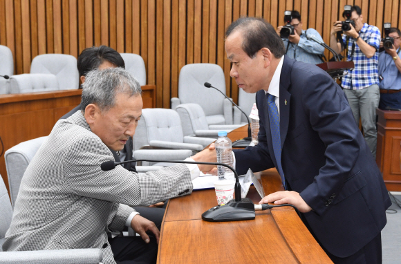 김이수 헌법재판소장 후보자가 8일 오후 서울 여의도 국회에서 오후 인사청문회 속개 전 증인으로 출석한 배용주씨에게 사과의 말을 전하고 있다. 김이수 후보자는 광주항쟁 당시 시민군이 탄 버스를 몰고 경찰관 4명을 숨지게 한 운전기사 배용주씨의 군사재판에 참여해 사형을 선고한 바 있다. 2017.6.8 도준석 기자 pado@seoul.co.kr