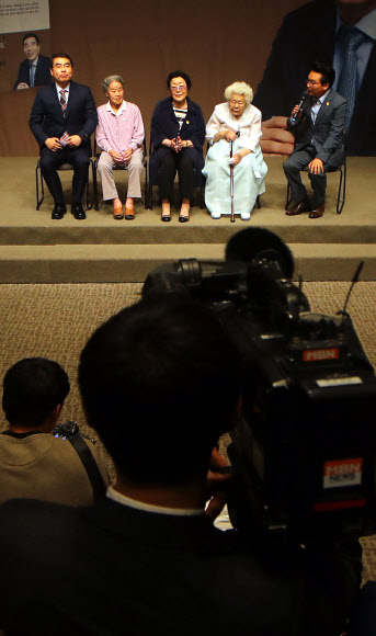 위안부 피해 할머니, 강경화 후보 지지 선언