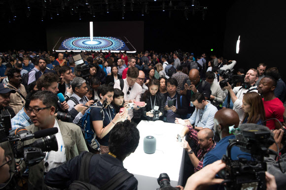 애플이 미국 캘리포니아 새너제이에서 세계개발자콘퍼런스를 개최한 첫날인 지난 5일(현지시간) 개발자들이 음성인식 인공지능(AI) 비서인 ‘홈팟’을 보고 있다. 새너제이 AFP 연합뉴스
