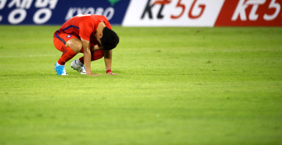 축구 국가대표팀의 황희찬이 8일 새벽 아랍에미리트(UAE) 라스알카이마의 에미리츠클럽 경기장에서 진행된 이라크와의 평가전을 0-0 무승부로 끝낸 뒤 짙은 아쉬움을 그라운드에 토해 내고 있다. 라스알카이마 연합뉴스
