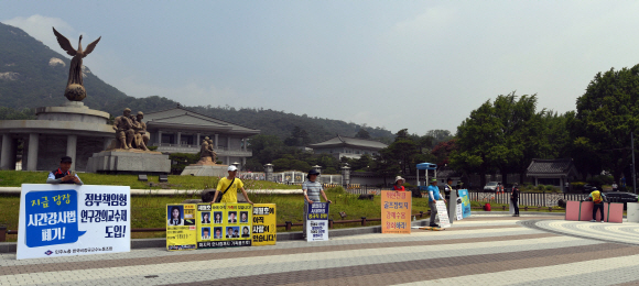 8일 청와대 앞 분수대 주변에는 각자의 요구 사항을 적은 피켓을 들고 1인 시위에 나선 시민 10여명이 서 있었다. 박윤슬 기자 seul@seoul.co.kr 