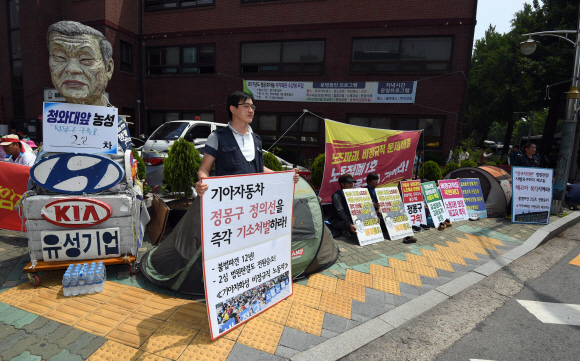 금속노조원들이 8일 청와대 담장에서 약 300m 떨어진 종로구 청운효자동 주민센터에 농성 텐트를 설치하고 비정규직 노동자의 정규직화를 요구하고 있다. 박윤슬 기자 seul@seoul.co.kr