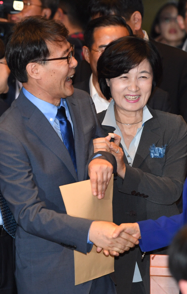 8일 오후 서울 여의도 국회에서 열린 더불어민주당 의원총회에서 추미애 대표가 장하성 청와대 정책실장의 팔장을 끼고 있다. 2017.6.8 도준석 기자 pado@seoul.co.kr