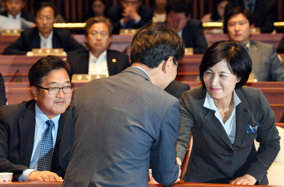 8일 오후 서울 여의도 국회에서 열린 더불어민주당 의원총회에서 추미애 대표가 장하성 청와대 정책실장과 악수하고 있다. 2017.6.8 도준석 기자 pado@seoul.co.kr