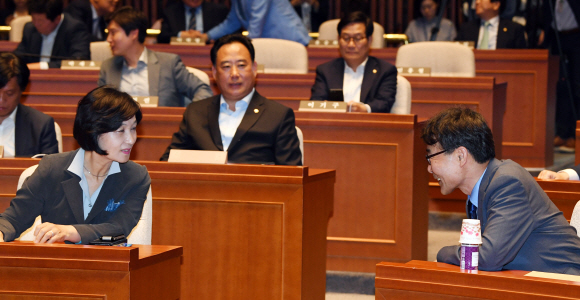 8일 오후 서울 여의도 국회에서 열린 더불어민주당 의원총회에서 추미애 대표가 장하성 청와대 정책실장과 대화를 나누고 있다. 2017.6.8 도준석 기자 pado@seoul.co.kr