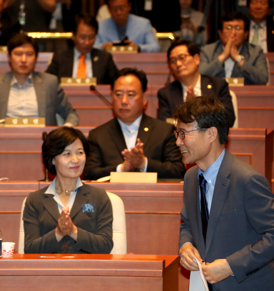 박수받는 장하성 정책실장