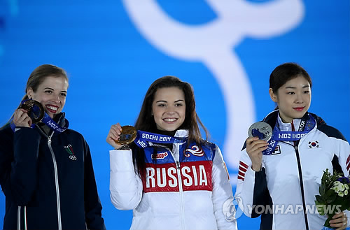 러시아 피겨스케이팅 선수 소트니코바(가운데)가 2014년 소치올림픽에서 금메달을 획득한 뒤 포디움에서 포즈를 취하고 있다.[EPA=연합뉴스]