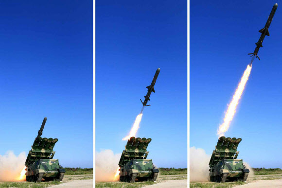 북한이 김정은 노동당 위원장이 참관한 가운데 신형 지대함 순항미사일 시험발사를 진행했다고 노동신문이 9일 보도했다. 사진은 무한궤도형 이동식 발사대에서 발사되는 순항미사일의 모습.  연합뉴스