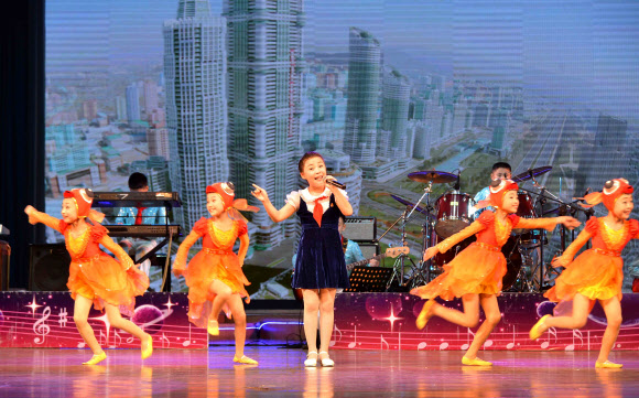 조선소년단 창립 71주년 축하공연 ’해님따라 휘날리는 붉은넥타이’가 지난 7일 만경대학생소년궁전에서 열렸다고 조선중앙통신이 9일 보도했다.  연합뉴스