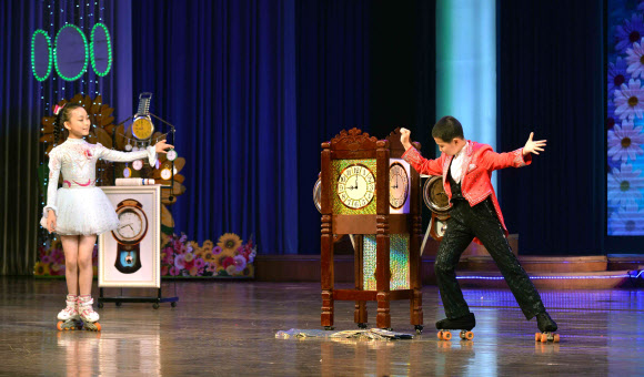 조선소년단 창립 71주년 축하공연 ’해님따라 휘날리는 붉은넥타이’가 지난 7일 만경대학생소년궁전에서 열렸다고 조선중앙통신이 9일 보도했다.  연합뉴스