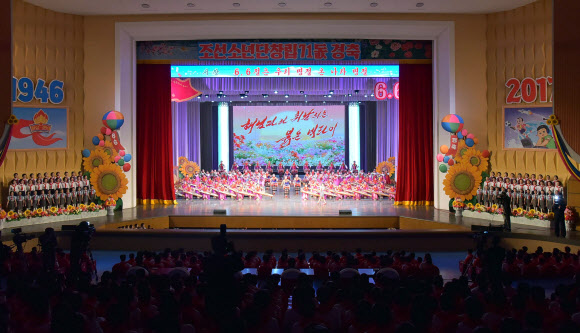 조선소년단 창립 71주년 축하공연 ’해님따라 휘날리는 붉은넥타이’가 지난 7일 만경대학생소년궁전에서 열렸다고 조선중앙통신이 9일 보도했다.  연합뉴스