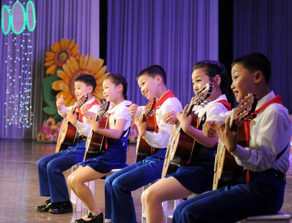 조선소년단 창립 71주년 축하공연 ’해님따라 휘날리는 붉은넥타이’가 지난 7일 만경대학생소년궁전에서 열렸다고 조선중앙통신이 9일 보도했다.  연합뉴스