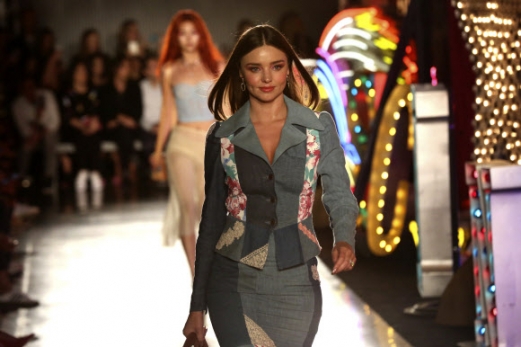 슈퍼모델 미란다 커가 8일(현지시간) 미국 로스 앤젤레스에서 열린 ‘MADE 패션 페스티벌(MADE Fashion Festival)’중 ‘모스키노’ 패션쇼에서 멋진 런웨이를 선보이고 있다.<br>AP 연합뉴스
