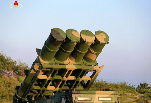 북한이 김정은 노동당 위원장이 참관한 가운데 신형 지대함 순항미사일 시험발사를 진행했다고 조선중앙TV가 9일 보도했다. 연합뉴스