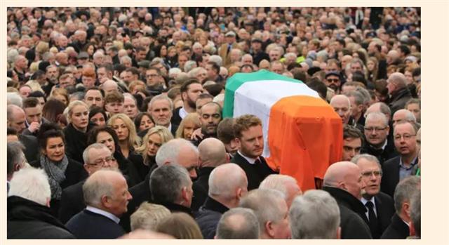 아일랜드 시민들이 지난 3월 23일 북아일랜드 데리에서 열린 마틴 맥기니스 전 북아일랜드 공동정부 부수반의 장례식에서 아일랜드 국기로 덮인 그의 관을 따라 걸어가며 추모하고 있다. 평생 아일랜드 독립과 통일을 위해 싸운 그는 세상을 떠났지만 브렉시트(영국의 유럽연합 탈퇴) 협상을 앞두고 아일랜드는 100여년 만에 통일에 가장 가까이 다가서 있다. 데리 AP 연합뉴스